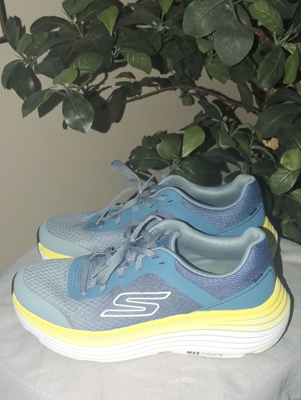 Men's Skechers Light Blue and Yellow Athletic Sneakers EUC